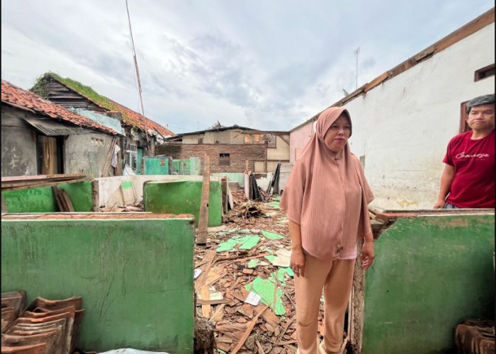 Angin Kencang Robohkan Rumah di Adiarsa Timur, Satu Keluarga Terpaksa Mengontrak