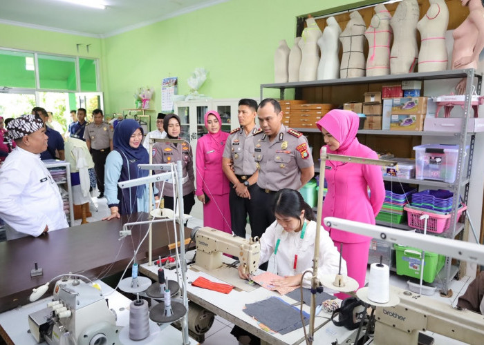 Kapolres Bekasi Cek Mesin Jahit, Siswa SMKN 1 Disiapkan ke Jepang