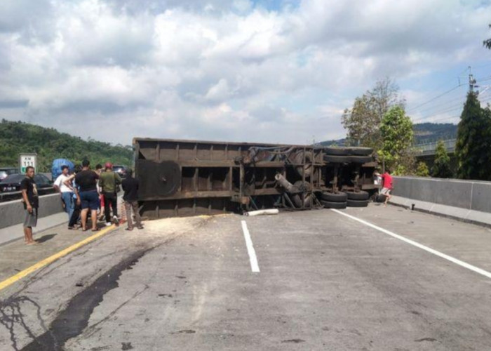 TRUK FUSO TERGULING, JALUR CISOLOK–BAYAH SUKABUMI SEMPAT LUMPUH TOTAL