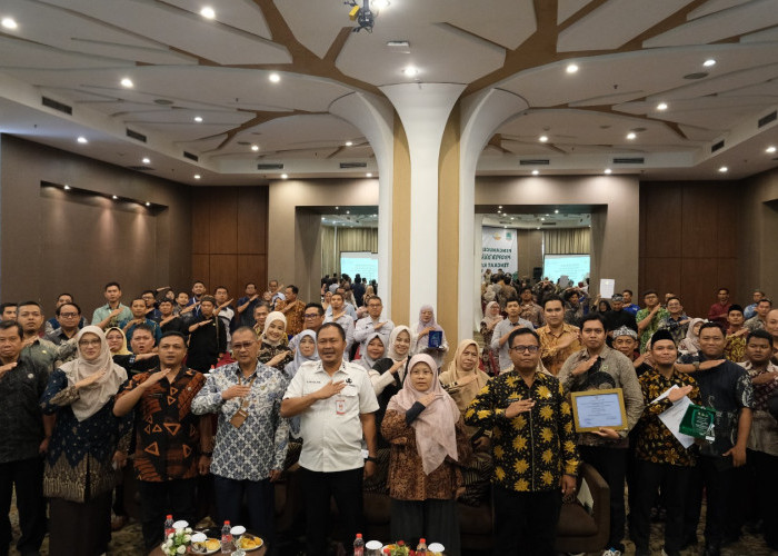 Pemkab Karawang Serahkan Penghargaan Sekolah Adiwiyata 2025