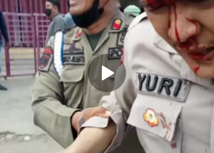 Polisi Berdarah-darah Terkena Lemparan Massa yang Marah di Rengasdengklok 