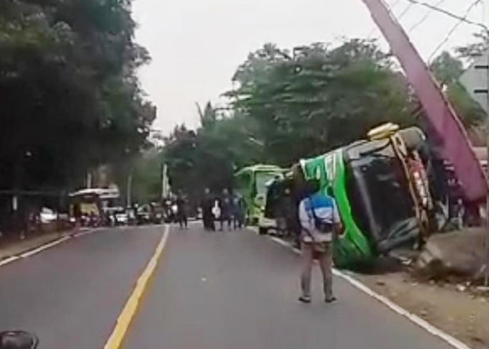 Bus Rombongan Wisata dari Bekasi Terguling di Ciamis, 4 Penumpang Dilarikan ke Rumah Sakit