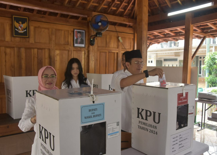 Didampingi Istri dan Anaknya, Dani Ramdan Nyoblos di TPS 23 Perumahan Taman Dago