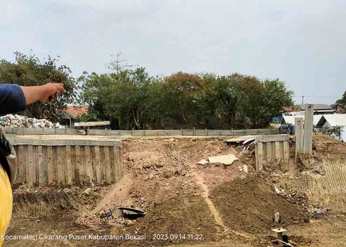 Imbas Pembangunan PT, Jalan di Desa Ciacu Cikarang Pusat Longsor