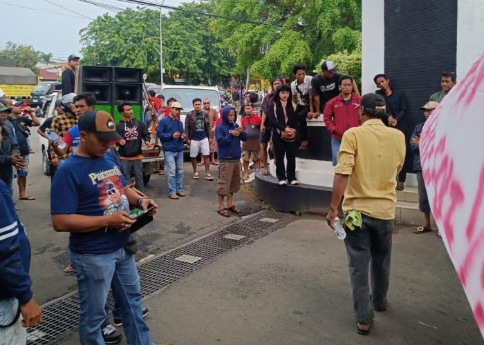 Ratusan Pedagang Pasar Proklamasi Demo, Minta Pemkab Karawang Cabut Sistem BOT