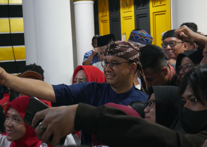 Anies Baswedan Ajak Relawan Solid Saat Hadiri Opening Kafe Sosial Pedjuang di Bandung