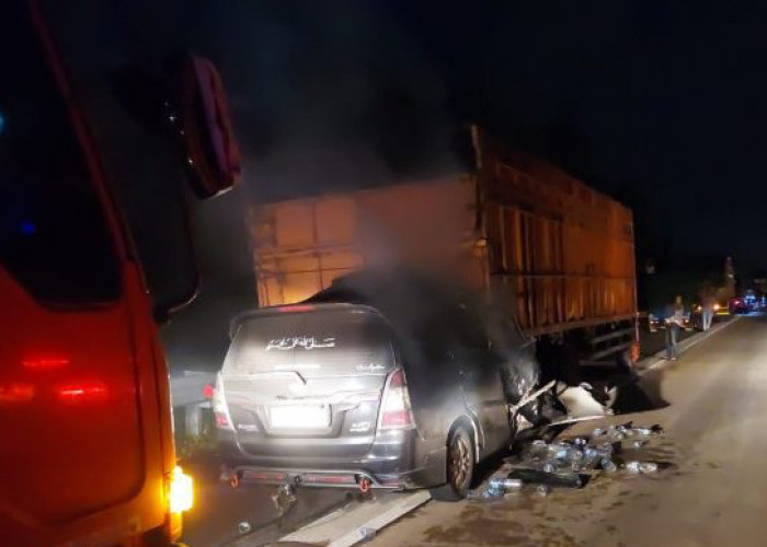 Innova Seruduk Fuso di KM 10 Kalianda Lampung, Dua Orang Meninggal di Tempat