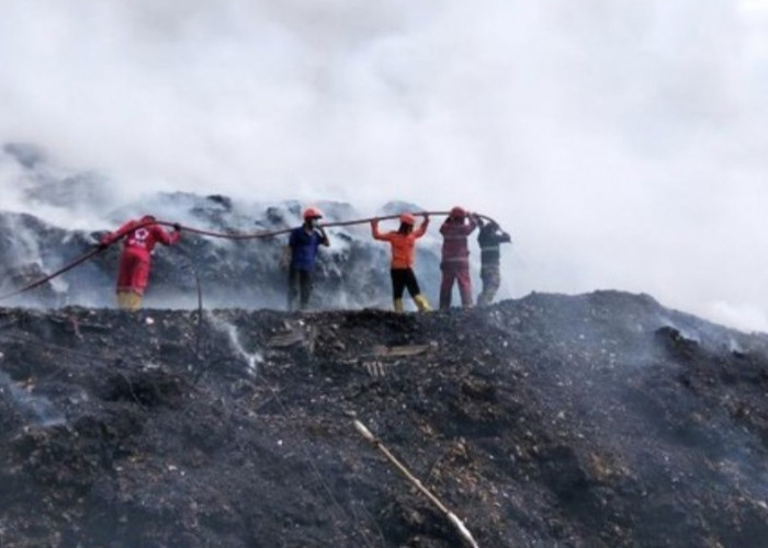 Kebakaran TPA Cikundul Sukabumi Meluas hingga 1.000 Meter Persegi, Armada Damkar Terbatas