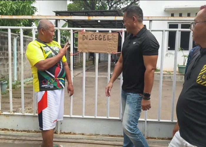 Kesal Tak Jadi Digelar Musorkab, Pengurus Cabor Segel Gedung KONI Karawang