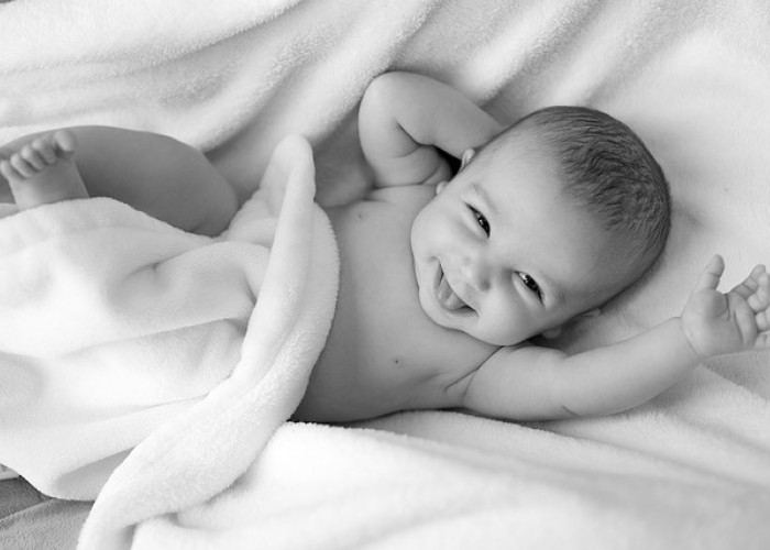 Moms Ketahui Tanda dan Penyebab Kepala Peyang pada Bayi Beikut Ini