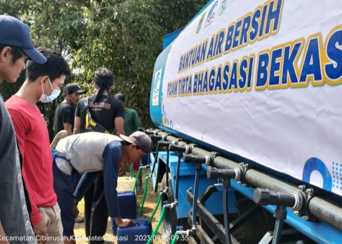 Pemkab Bekasi Distribusikan 130.000 Liter Air Bersih untuk Tangani Kekeringan di Cibarusah