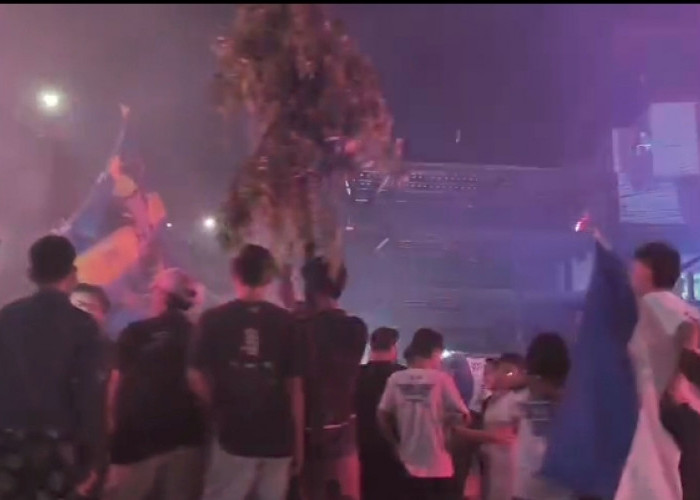 Ratusan Bobotoh Blokir Jalur Mudik Pantura di Cikarang Saat Rayakan HUT Persib