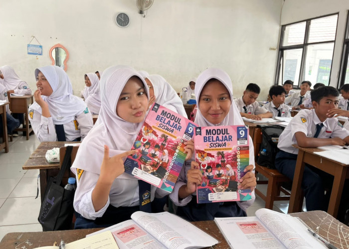 Gebrakan Modul Gratis Bupati Karawang Bikin Siswa Hepi : Gak Perlu Beli LKS Lagi, Belajar Lebih Mudah