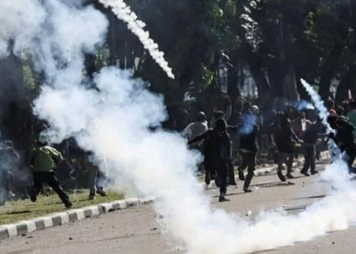 Bentrok di Polres Metro Bekasi, Polisi Tembakkan Gas Air Mata