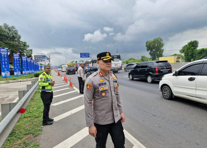 Pastikan Kelancaran dan Keamanan Selama Libur Nataru, Kapolres Karawang Pimpin Pengamanan di Rest Area 57