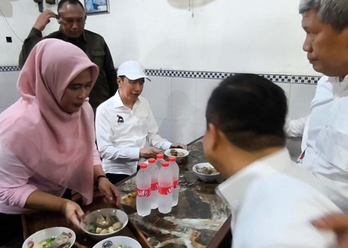Jokowi Mampir Makan Bakso di Cikarang, Warga Bekasi Langsung Merubung
