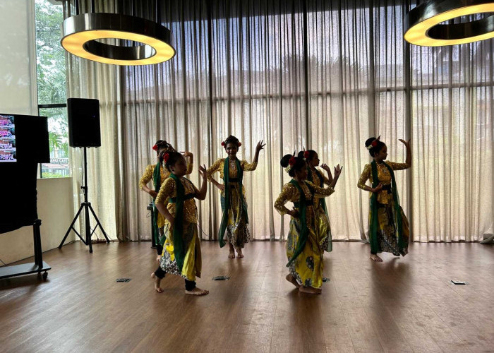 Kolaborasi Budaya, Brits Hotel Karawang Hadirkan Pertunjukan Jaipong bersama Sanggar Sekar Febriani