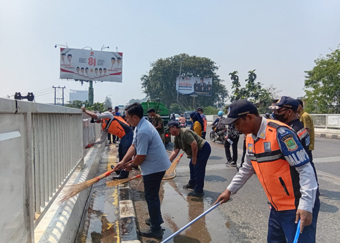 Dishub Karawang Gebrak Lalin Asri, Jembatan Pabrik Es Dibersihkan dari Debu dan Coretan
