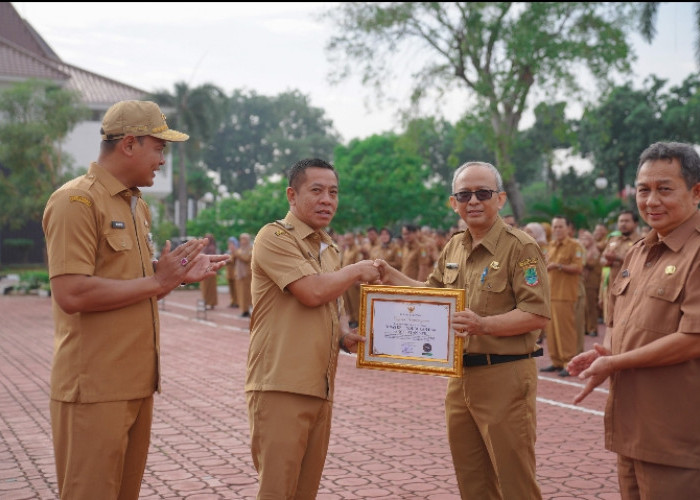 Disdukcapil Karawang Raih Penghargaan Terbaik I dalam Penilaian Kepatuhan Pelayanan Publik