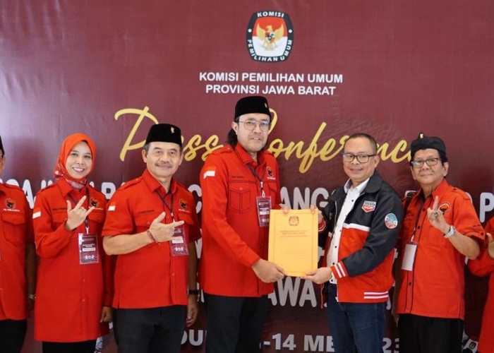 Berjalan Kaki Sejauh 1 KM, 120 Bacaleg PDI Perjuangan Daftar Ke KPU Jawa Barat Untuk Kontestasi Politik 2024