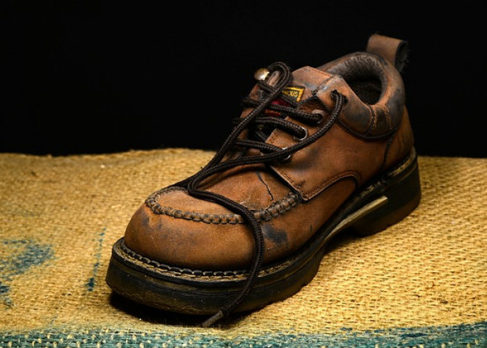 Ampuh Usir Bau! Cara Menghilangkan Bau Sepatu