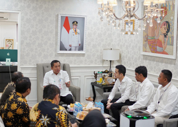 Siap- siap Kabel Wifi yang Semerawut Diputus, Bupati Aep Teken MoU dengan Apjatel untuk Penataan Kabel