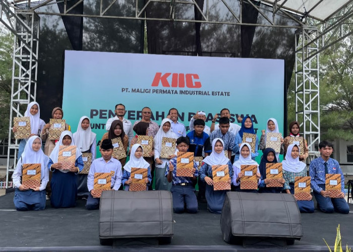 KIIC Salurkan Beasiswa dan Bantuan Mabel untuk Ratusan Siswa di Karawang