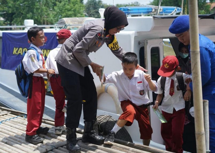 Ratusan Siswa SDN Pusakajaya Utara 3 Antusias dengan Perpustakaan Apung yang Dilaunching Kapolres Karawang