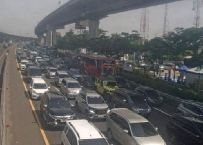 Jumlah Kendaraan dari Arah Jakarta Menuju ke Tol Cikampek di Karawang Masih Padat
