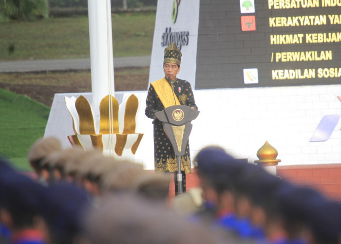 Pimpin Upacara Hari Lahir Pancasila di Lapangan Garuda Pertamina Hulu Rokan, Jokowi Kenakan Pakaian Adat