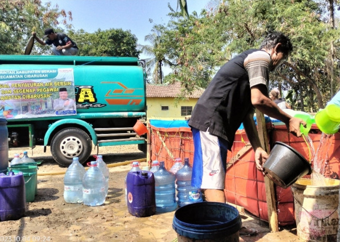 Kekeringan di Cibarusah Meluas, Camat Distribusikan Air Bersih ke 7 Desa 