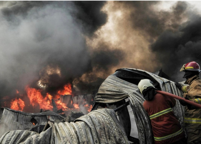 Kebakaran Hebat Lahap Lapak Barang Bekas di Cikarang Barat, Warga Panik