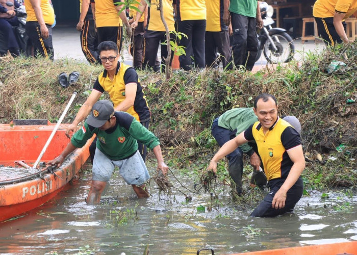 Jelang Musim Hujan, Kapolres Bekasi Turun Langsung Bersihkan Kali Baru
