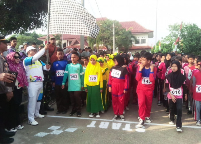 Semarakkan 17 Agustus, Kecamatan Cibarusah Menghelat Gerak Jalan