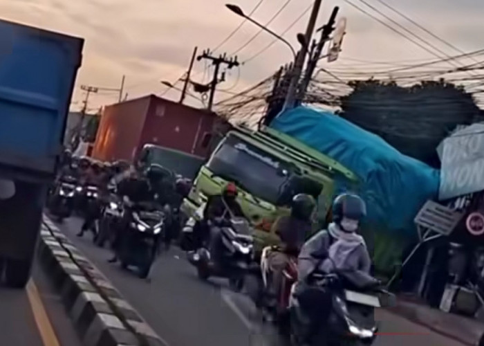 Ugal-ugalan Tabrak Warung di Depan Gedung Juang Tambun, Truk Bermuatan Beras Masuk Saluran Air