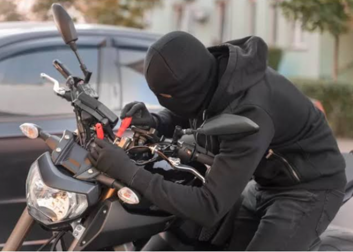 Terakam CCTV, Sepeda Motor Pria Ini Raib Digondol Maling, Pelaku 2 Orang