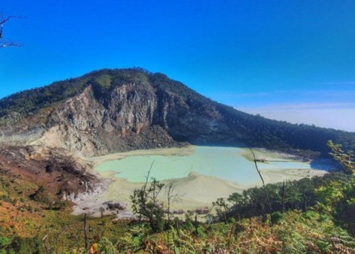 Air Danau Kawah Putih Menyusut Saat Kemarau, Wisatawan Tetap Antusias Berkunjung