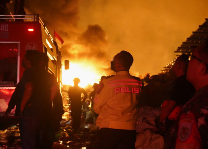 Kebakaran Hebat di Kawasan Pabrik Cikopo Selama 12 jam, Armada Damkar Karawang hingga Subang Diterjunkan