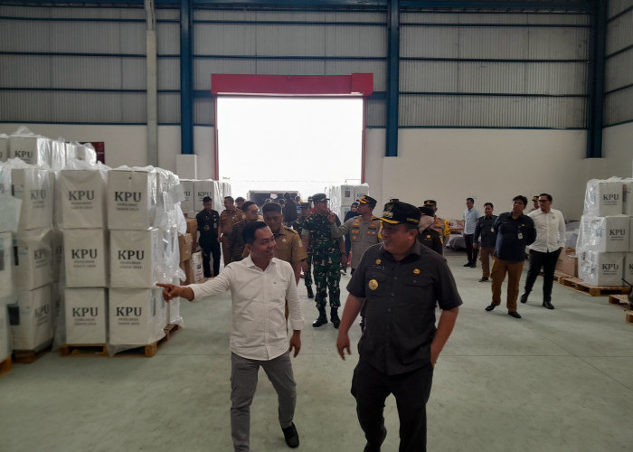 Pj Bupati Bekasi Cek Logistik KPU yang Akan di Distribusikan. Berikut 15 item yang Disiapkan