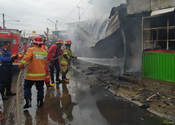Diduga Akibat Percikan Api Saat Tambal Ban, Bengkel dan Rumah Makan di Bekasi Timur Terbakar