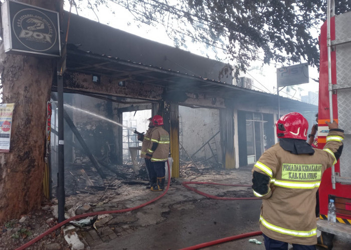 Kebakaran Hanguskan Toko Helm di Jalan Pasundan Karawang, Jalur Kereta Pun Sempat Dialihkan