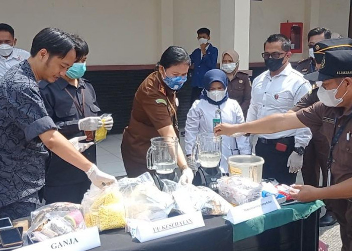 Puluhan Ribu Narkoba, Obat Terlarang dan Barang Bukti Kejahatan Dibakar Kejari Karawang