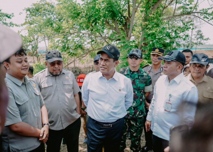 Bahu Membahu Percepat Normalisasi Irigasi, Mentan Amran-Bupati Aep Turun Langsung ke Lokasi Kekeringan Karawan