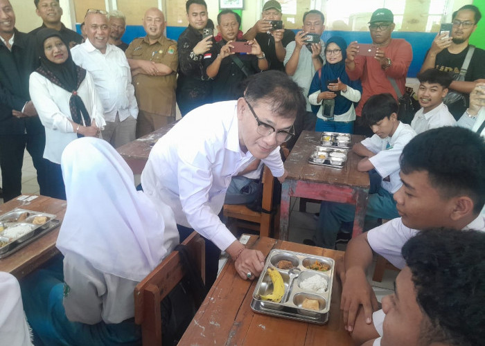 Budiman Sudjatmiko Tinjau Aktivasi Program Makan Bergizi Gratis di Karawang