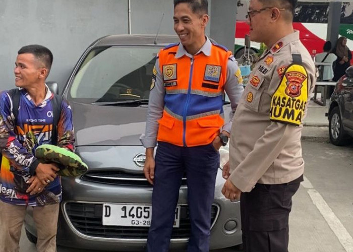 Kehabisan Ongkos Buat Pulkam, Polres Karawang Bantu Pemudik Asal Riau yang Jalan Kaki Menuju Surabaya