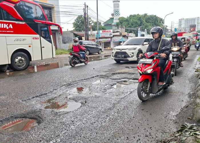 Jalan Rusak Belum Tuntas, Mobilitas Warga Bekasi Masih Terganggu