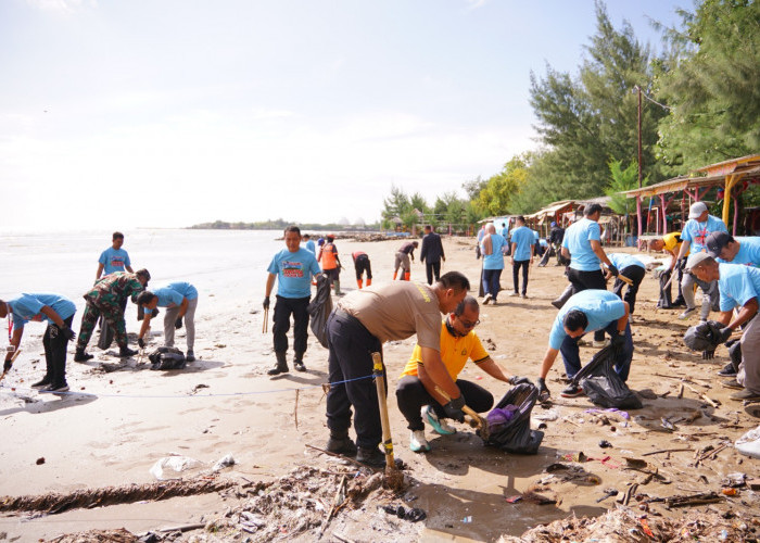 Pertamina Patra Niaga Regional JBB Gandeng Kelompok Masyarakat Balongan Lakukan Coastal Cleanup, Semarakkan Bu