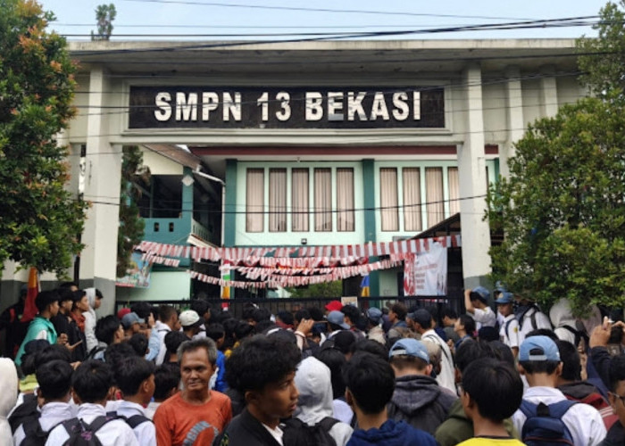 Alumni SMPN 13 Bekasi Gelar Aksi Tuntut Pemecatan Guru Terduga Pelecehan