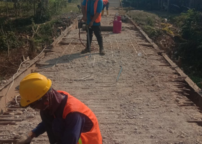 Ternyata Bukan Provinsi, Jembatan Kalenkapal Citarik yang Dibangun Era Belanda Mulai Diperbaiki Pemda Karawang