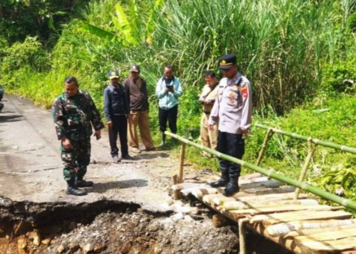 Jembatan Cibenda di Garut Rusak Usai Hujan Deras